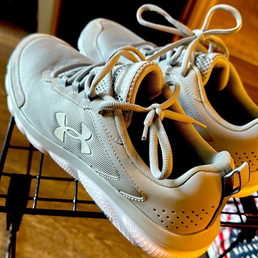 New Under Armour tennis shoes. Size 9.5.